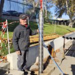 Jean-Luc Astier, gérant d'Au Fil de l'Eau, installant une pompe immergée sur un chantier de forage