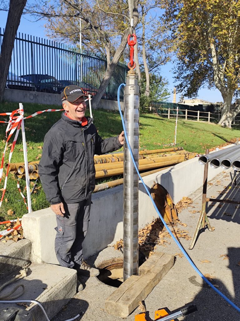 Jean-Luc Astier, gérant d'Au Fil de l'Eau, installant une pompe immergée sur un chantier de forage