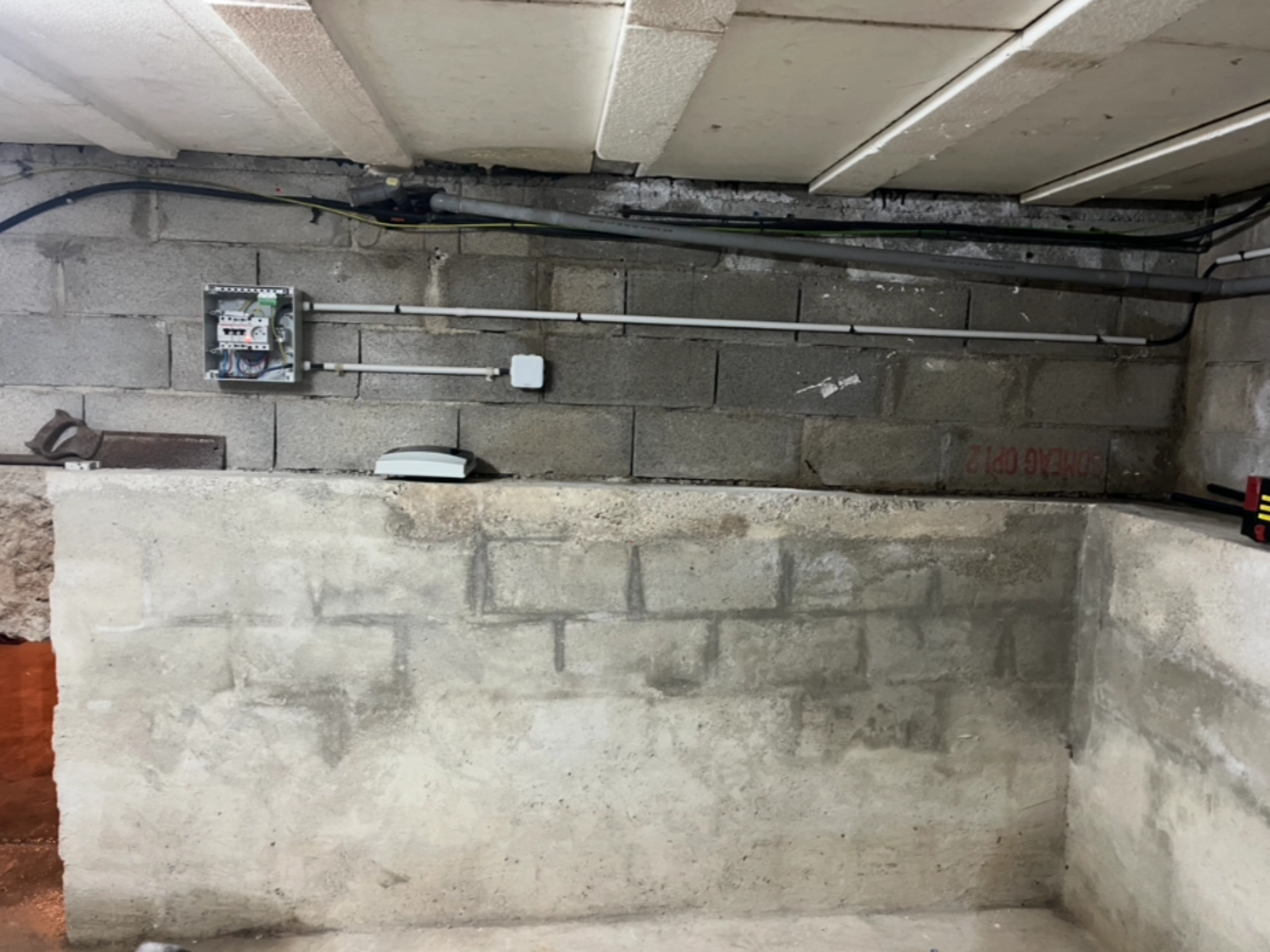 État des lieux avant installation – Au Fil de l’Eau Local technique avant installation d'un équipement de pompage