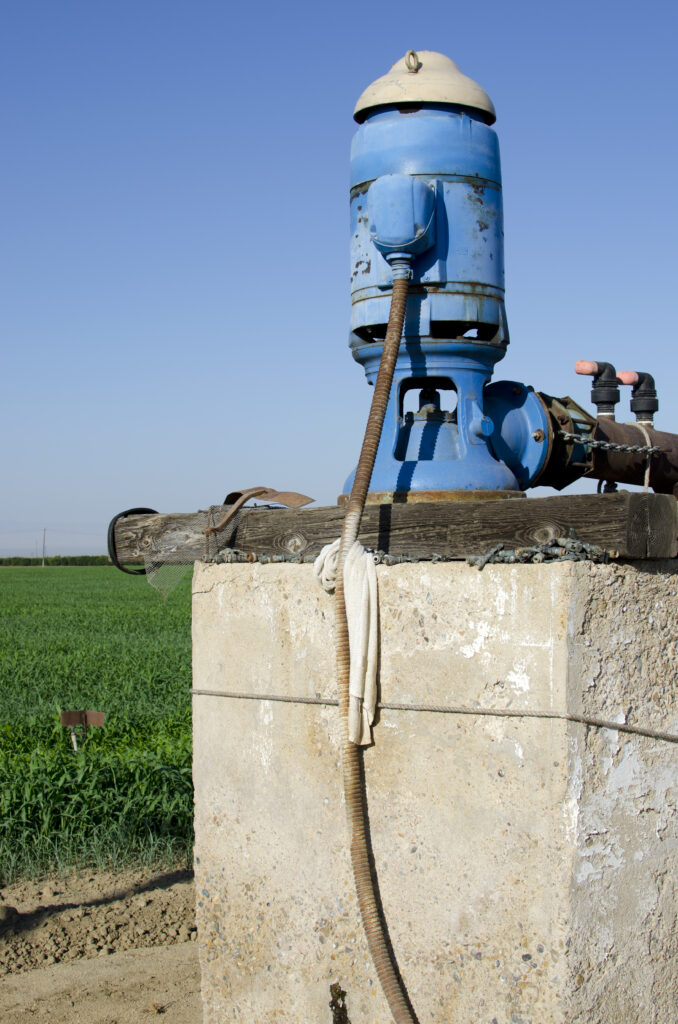 Pompe électrique installée sur socle en béton pour l'irrigation agricole